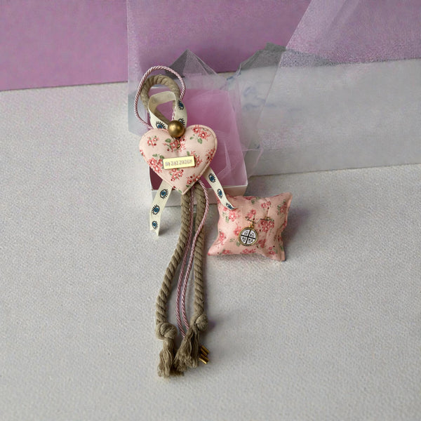 Σετ Δώρου Νεογέννητου Κοριτσιού – Γούρι Καρδιά με Λουλούδια «Να σας ζήσει» & Παραμάνα IC XC NIKA