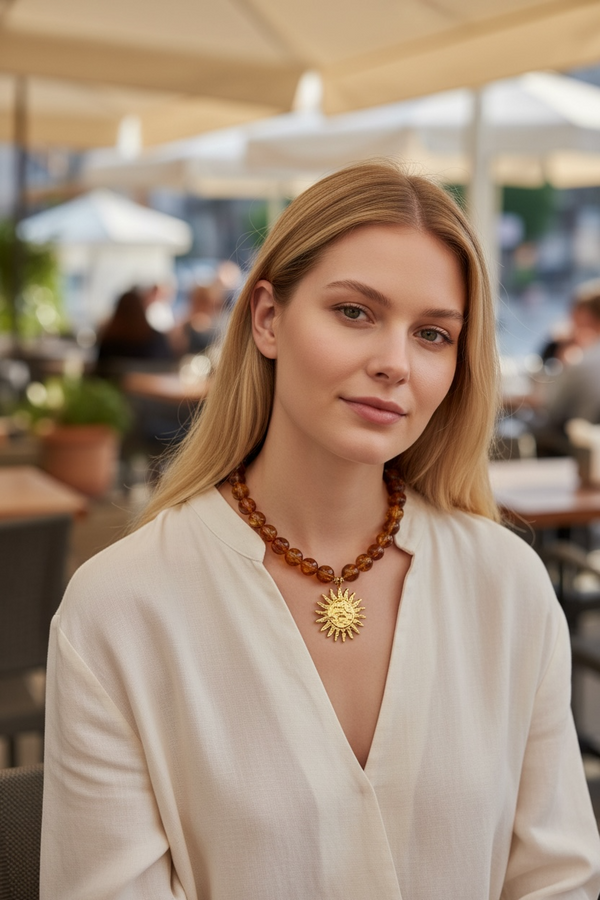 Κολιέ με Κεχριμπαρένιες Χάντρες και Χρυσό Ήλιο