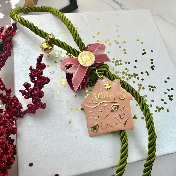 Κρεμαστό Γούρι 2026 – Μεταλλικό Σπίτι με Σμάλτο & Ευχές