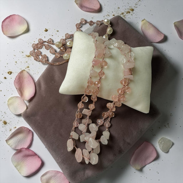 Μακρύ κολιέ με ροζ χαλαζία, μαργαριτάρια και κρυστάλλινες χάντρες