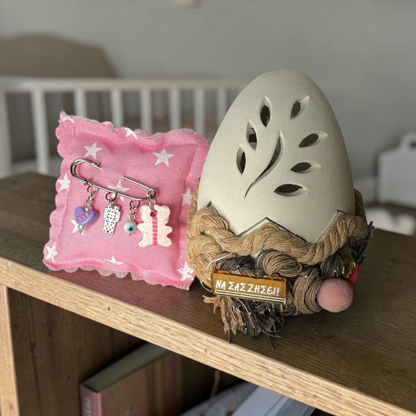 Baby Kit Νεογέννητου Κοριτσιού – Διακοσμητικό «ΝΑ ΣΑΣ ΖΗΣΕΙ» με Παραμάνα σε μαξιλάρι