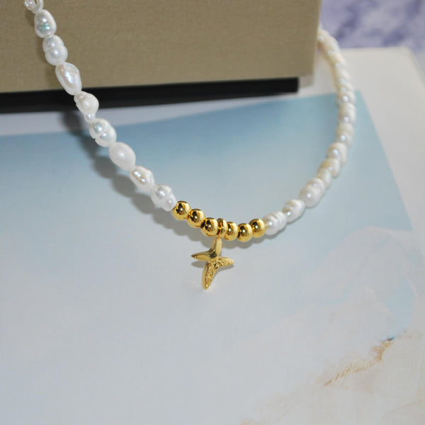 Κολιέ με μαργαριτάρια καλλιέργειας και mini σταυρό 24Κ