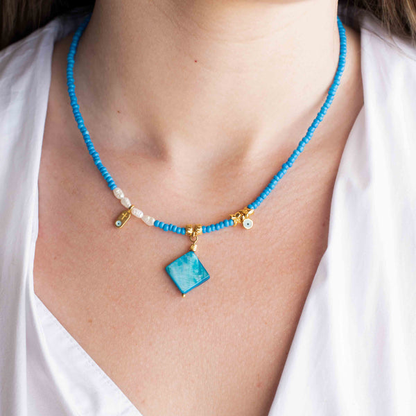 Κολιέ με μπλέ χάντρες, ματάκια και κρεμαστή Φίλντισι πέτρα