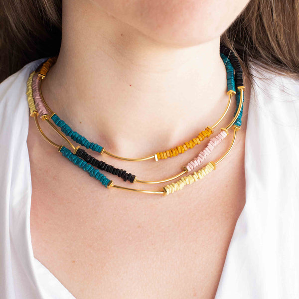 Κολιέ με πολύχρωμες ροδέλες & επίχρυσες λεπτομέρειες