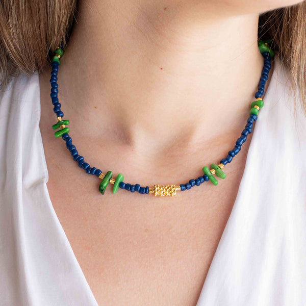 Κολιέ με χάντρες και πράσινες πέτρες από φίλντισι πέτρες