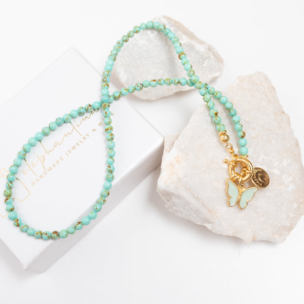 Κολιέ από πράσινες ημιπολύτιμες πέτρες με πεταλούδα