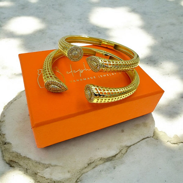 Χειροπέδα Χρυσή με διάτρητα σχέδια και ζιργκόν