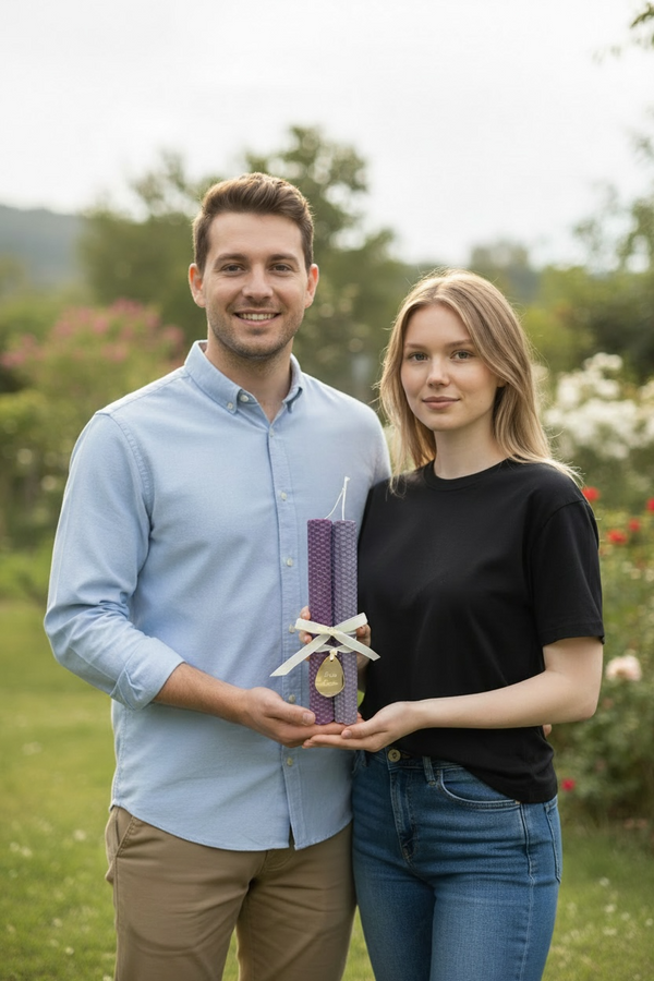 Σετ Πασχαλινές Λαμπάδες από Φυσική Κηρήθρα Μέλισσας σε Λιλά & Μωβ Παστέλ Απόχρωση για Ζευγάρι με ευχή «Καλό Πάσχα»