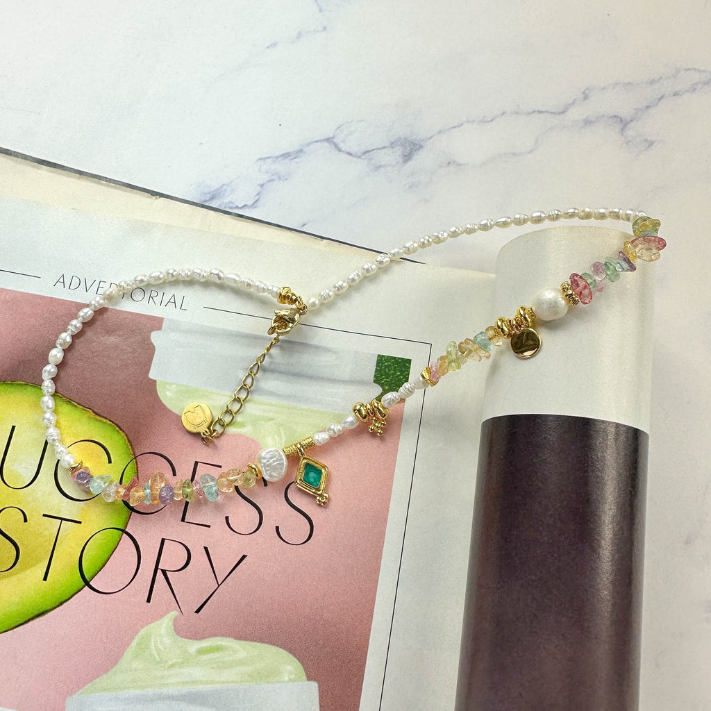 Κολιέ με Μαργαριτάρια Rice, Πολύχρωμα Chips και Χρυσές Λεπτομέρειες