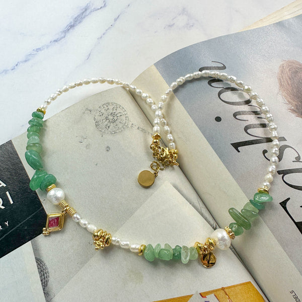 Κολιέ με Μαργαριτάρια Rice, Πράσινα Chips και Χρυσές Λεπτομέρειες