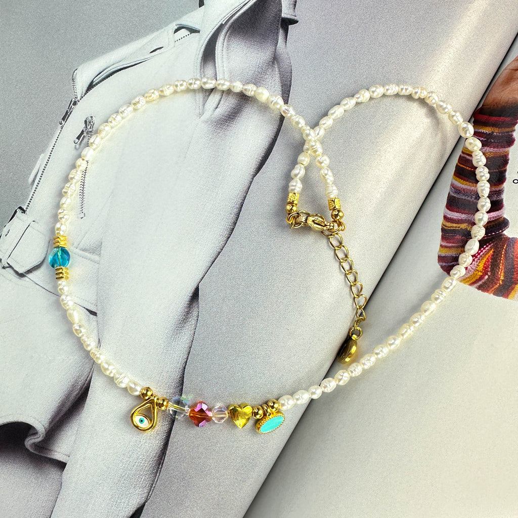Κολιέ με Μαργαριτάρια, Χρυσά Charms και Πολύχρωμες Λεπτομέρειες