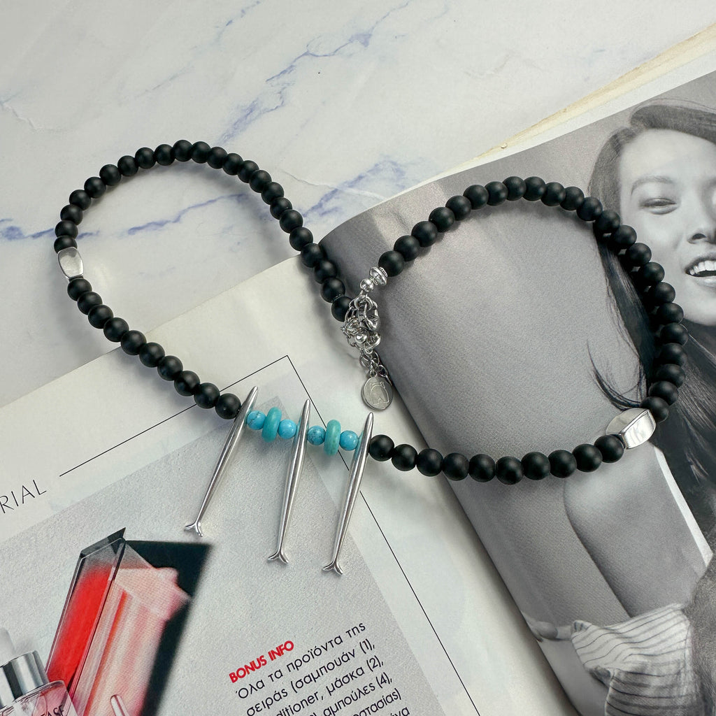 Κολιέ με Μαύρες και Τυρκουάζ Χάντρες και Μεταλλικά Ψάρια