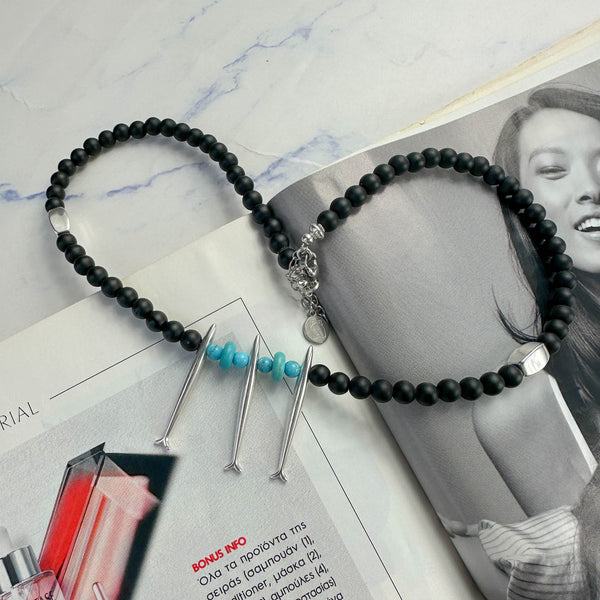 Κολιέ με Μαύρες και Τυρκουάζ Χάντρες και Μεταλλικά Ψάρια