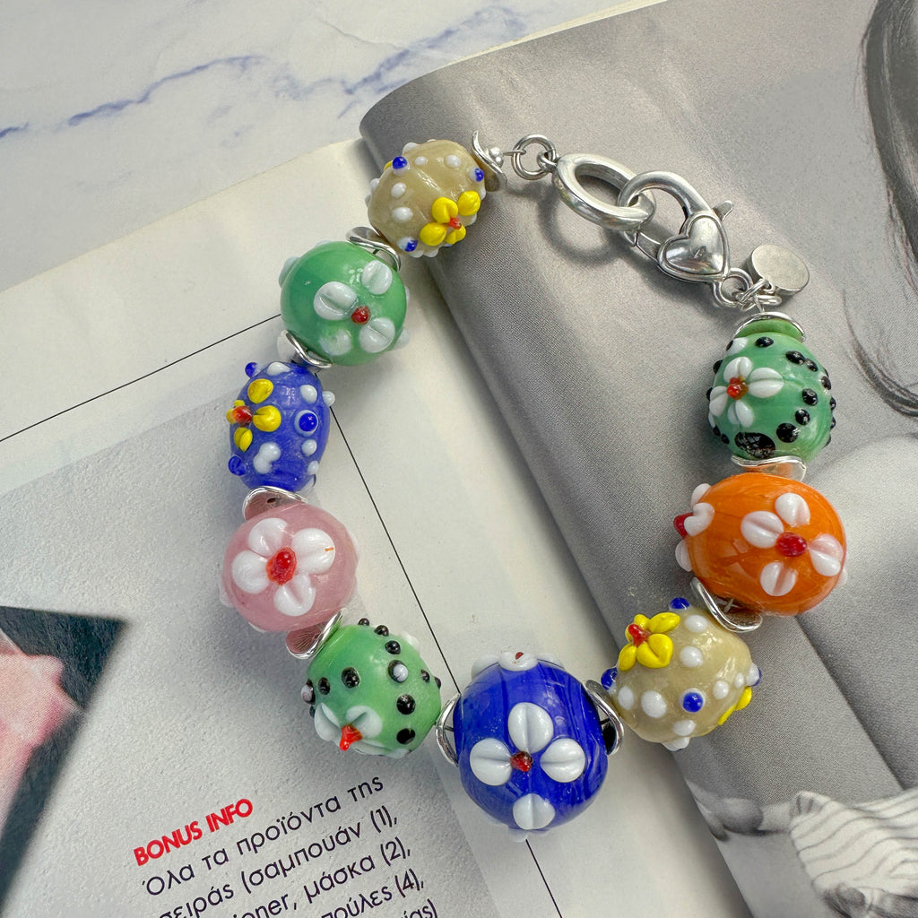 Χειροποίητο Βραχιόλι με Γυάλινες Χάντρες & Ανάγλυφα Λουλούδια – Πολύχρωμο Μοναδικό Κόσμημα