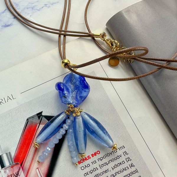 Χειροποίητο Κολιέ με Δερμάτινο Κορδόνι, Μουράνο, Κρύσταλλα & Ημιπολύτιμες Πέτρες – Μπλε Boho Κόσμημα