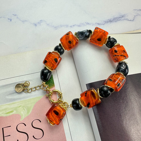 Χειροποίητο Βραχιόλι με Γυάλινες Χάντρες σε Πορτοκαλί & Μαύρο – Statement Κόσμημα