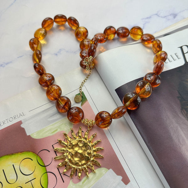 Κολιέ με Κεχριμπαρένιες Χάντρες και Χρυσό Ήλιο