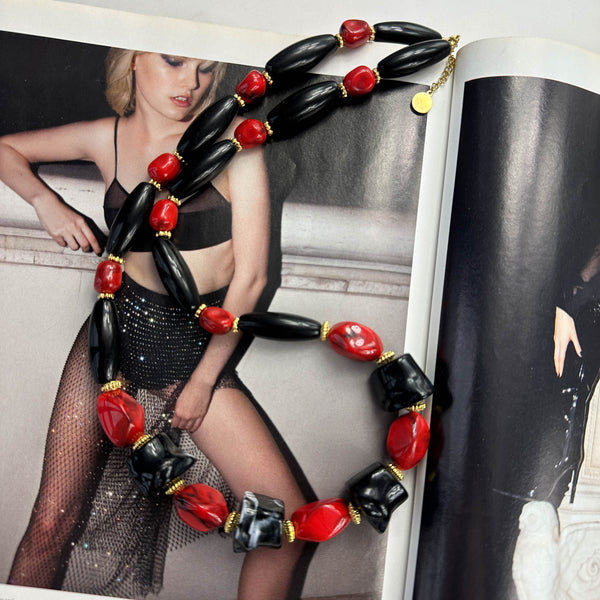 Statement Κολιέ με Μαύρες & Κόκκινες Χάντρες και Χρυσές Λεπτομέρειες