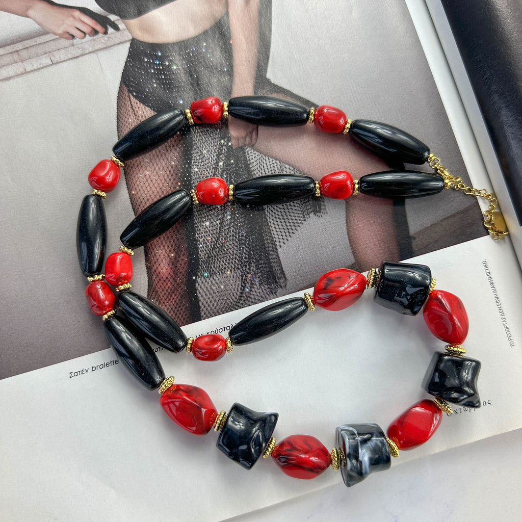 Statement Κολιέ με Μαύρες & Κόκκινες Χάντρες και Χρυσές Λεπτομέρειες