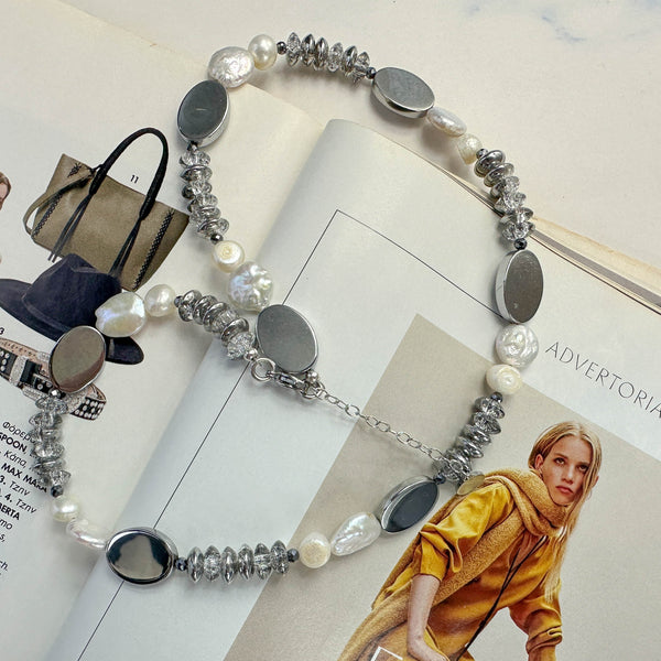 Κολιέ με Μαργαριτάρια, Ασημί Αιματίτες και Γυάλινες Κρακελέ Χάντρες