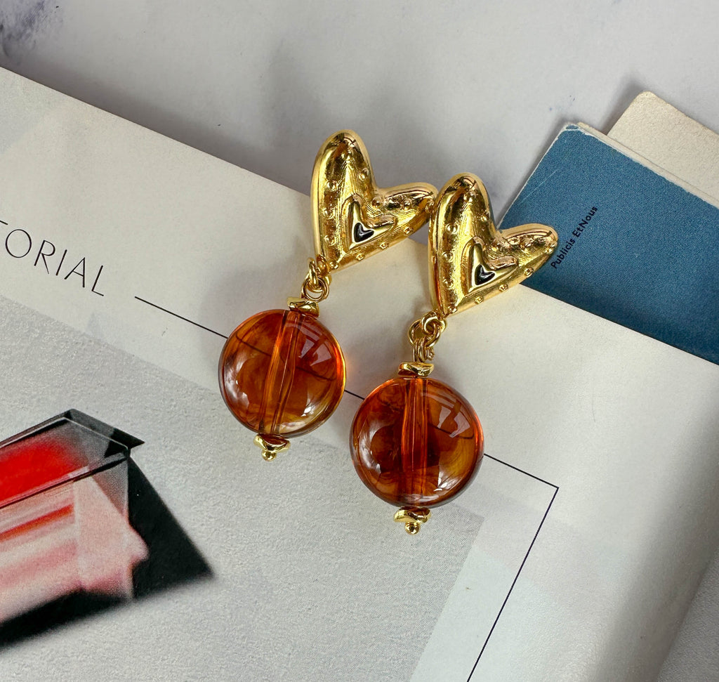 Σκουλαρίκια με Χρυσές Καρδιές & Κεχριμπαρί Στρογγυλές Χάντρες