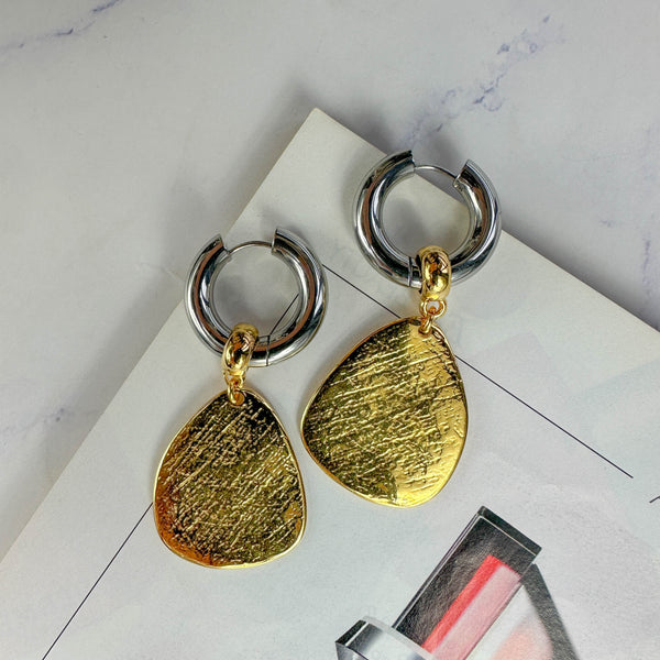 Σκουλαρίκια Ασημί Ατσάλινοι Κρίκοι με Χρυσά Ανάγλυφα Μενταγιόν