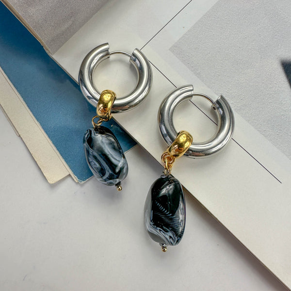 Σκουλαρίκια Κρίκοι με Μαύρες Marble Ακρυλικές Χάντρες και Χρυσές Λεπτομέρειες