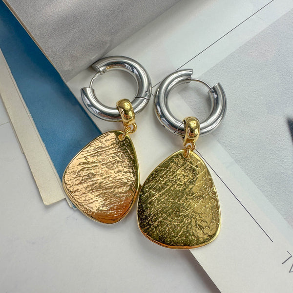 Σκουλαρίκια Ασημί Ατσάλινοι Κρίκοι με Χρυσά Ανάγλυφα Μενταγιόν