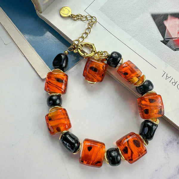 Χειροποίητο Βραχιόλι με Γυάλινες Χάντρες σε Πορτοκαλί & Μαύρο – Statement Κόσμημα
