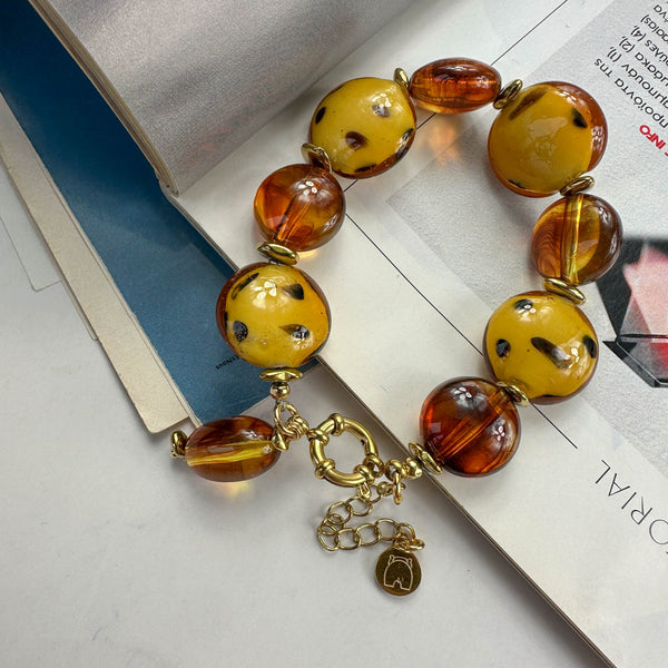 Χειροποίητο Βραχιόλι με Μεγάλες Γυάλινες Χάντρες σε Κίτρινο & Καραμελί – Elegant Statement Κόσμημα