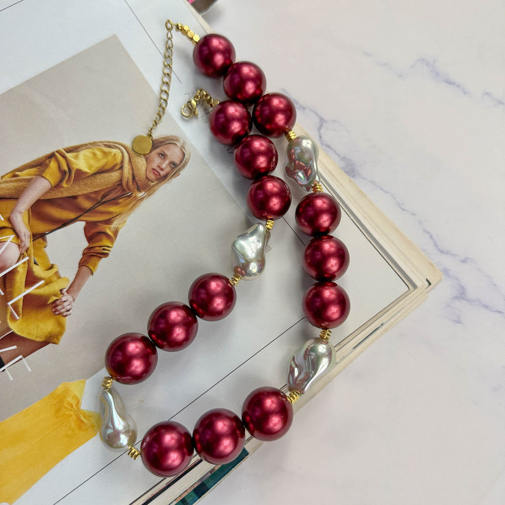 Κολιέ με Κόκκινες Πέρλες και Λευκές Baroque – Ruby Glow Necklace