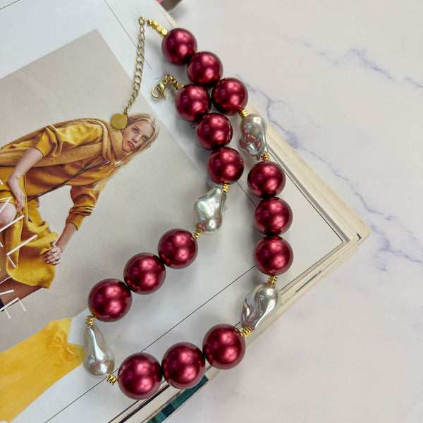Κολιέ με Κόκκινες Πέρλες και Λευκές Baroque – Ruby Glow Necklace