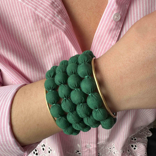 Χειροποίητη Χειροπέδα One Size με Σκούρες Πράσινες Μεταξωτές Χάντρες – Ανοιξιάτικο Γυναικείο Κόσμημα