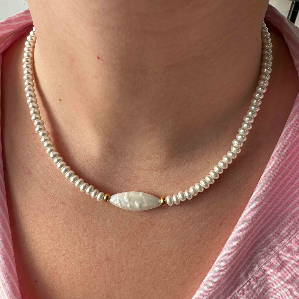 Κολιέ White pearls με πέρλες κι επίχρυσα στοιχεία