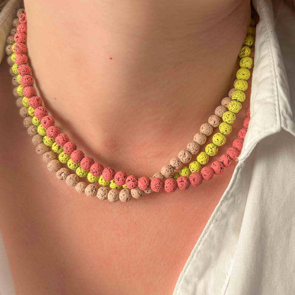 Κολιέ τρίσειρο με ημιπολύτιμες χρωματιστές πέτρες από Λάβα