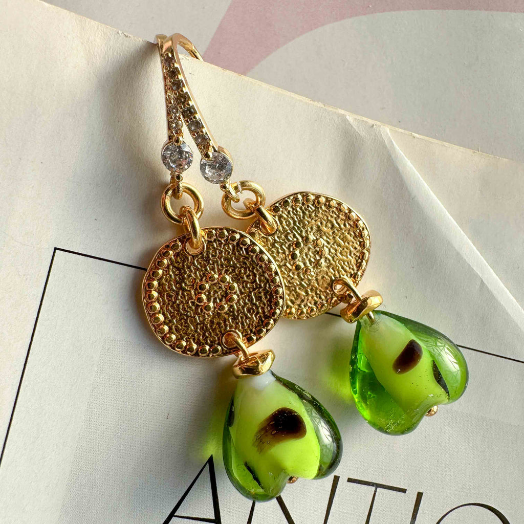 Σκουλαρίκια  Dalmatian με κρεμαστές πράσινες καρδιές