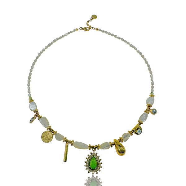 Κολιέ "Elysian" με Μαργαριτάρια, Πράσινη Πέτρα και Χρυσά Φυλαχτά