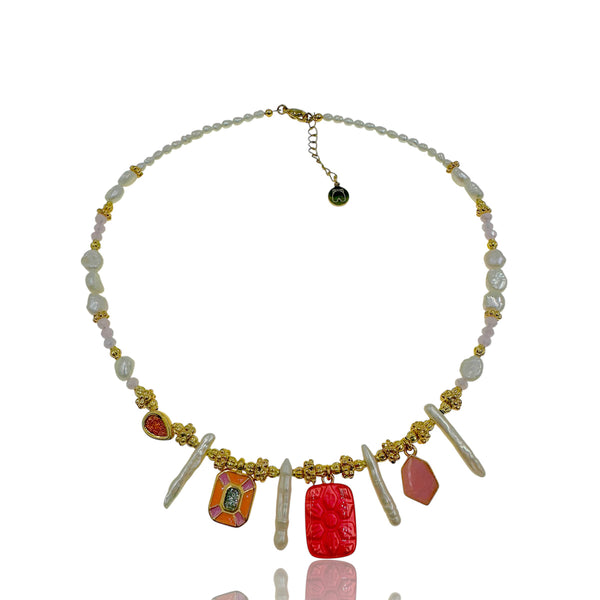“Sunset Relic” – Κολιέ με Biwa Μαργαριτάρια & Αρχαιοελληνικό Σχέδιο σε Κόκκινο και Ροζ Σμάλτο