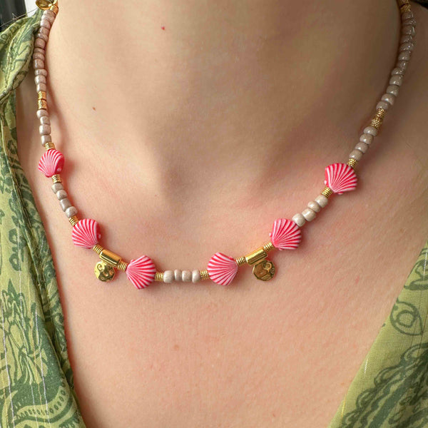 Χειροποίητο Κολιέ με Κεραμικές Χάντρες, Κοχύλια και Επίχρυσα Στοιχεία