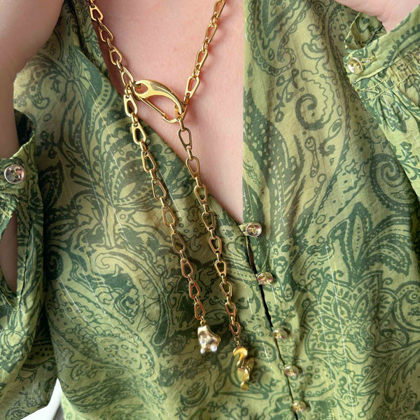 Κολιέ Αλυσίδα με Μοντέρνο Σχεδιασμό Κι Επίχρυσα Στοιχεία Με Πέρλες