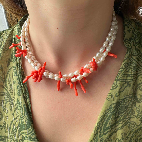 Χειροποίητο Τρίσειρο Κολιέ με Μαργαριτάρια Καλλιέργειας και Κοράλλια