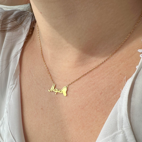 Χρυσό Κολιέ με Όνομα «Μαμά» και Πατουσάκι Μωρού – Προσωποποιημένο Κόσμημα