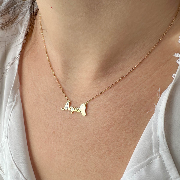 Χρυσό Κολιέ με Όνομα «Μαμά» και Πατουσάκι Μωρού – Προσωποποιημένο Κόσμημα