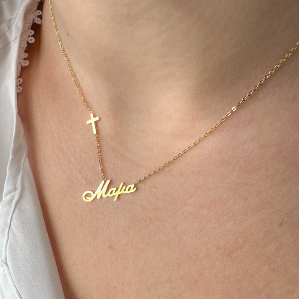 Χρυσό Κολιέ με Όνομα «Μαμά» και Σταυρό – Προσωποποιημένο Κόσμημα για Μαμά