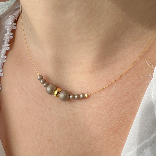 Minimal Κολιέ με Πέρλες και Χρυσή Λεπτομέρεια – Κομψό Γυναικείο Κόσμημα