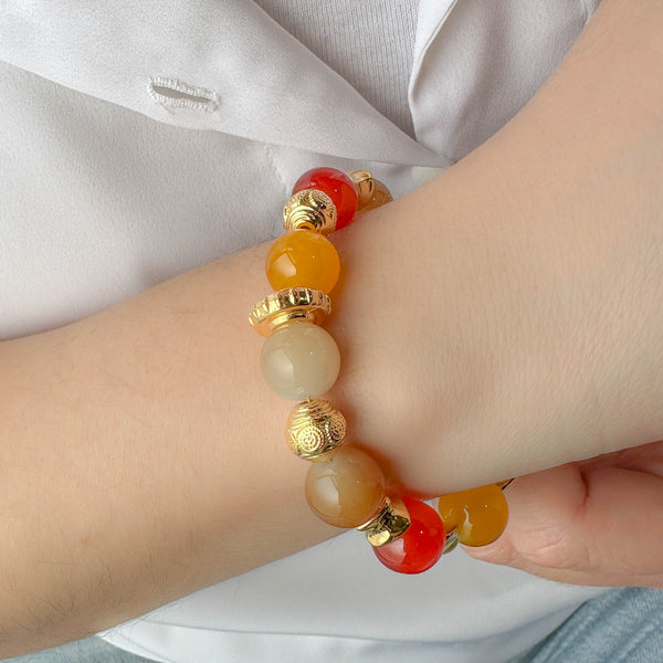 Χειροποίητο βραχιόλι με γυάλινες χάντρες σε ζεστές αποχρώσεις και χρυσά στοιχεία