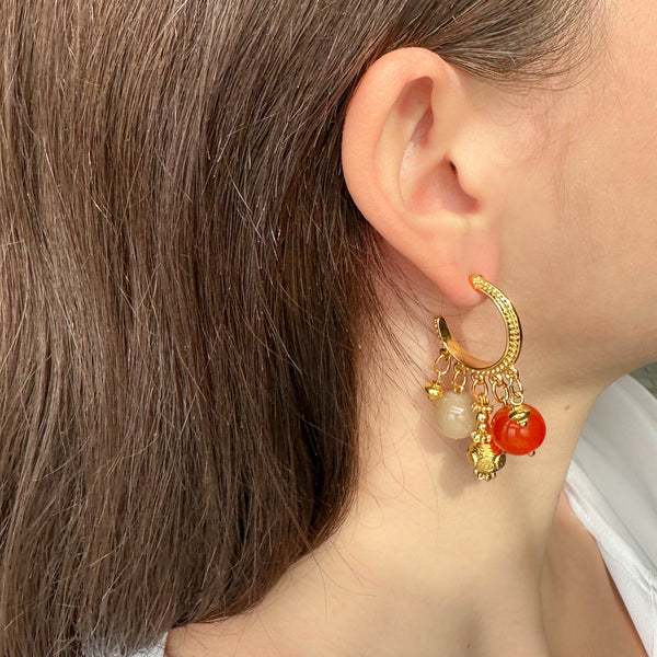 Χειροποίητα χρυσά σκουλαρίκια κρίκοι με γυάλινες χάντρες σε ζεστές αποχρώσεις