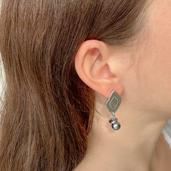 Σκουλαρίκια με Γκρι Πέρλα – Επαργυρωμένα Κρεμαστά Σκουλαρίκια