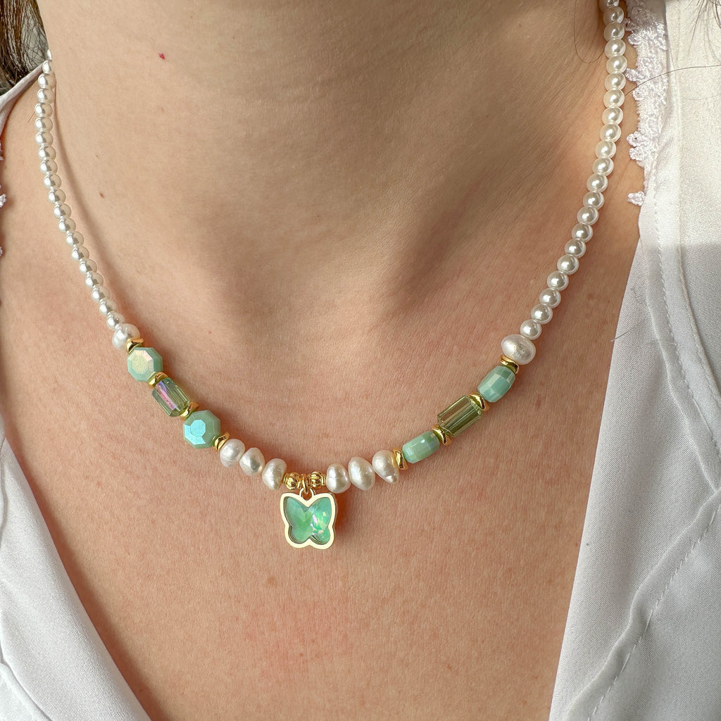 Κολιέ με Πέρλες και Πράσινες Χάντρες – Κολιέ με Μοτίφ Πεταλούδα