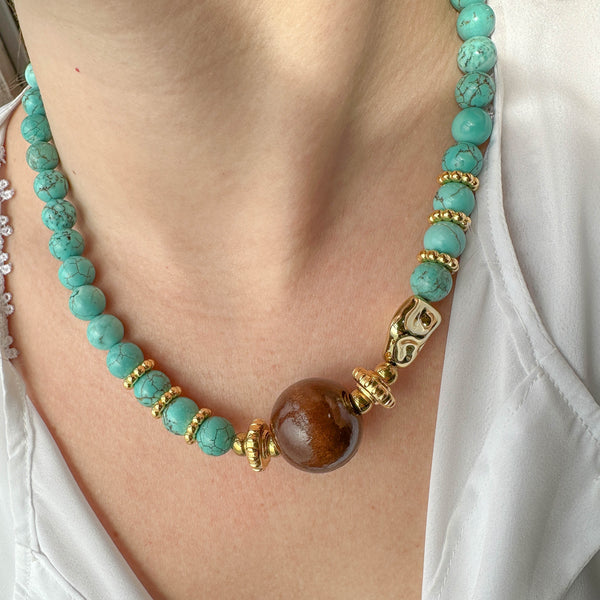 Κολιέ με Τυρκουάζ Χαολίτες και Ξύλινη Χάντρα – Statement Κολιέ με Επίχρυσες Λεπτομέρειες